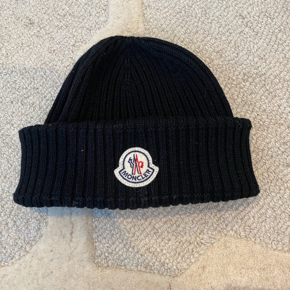 moncler short black ribbed beanie